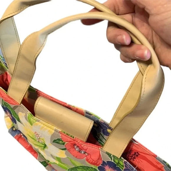 Bath and Body Works beautiful floral tote bag - Picture 5 of 5